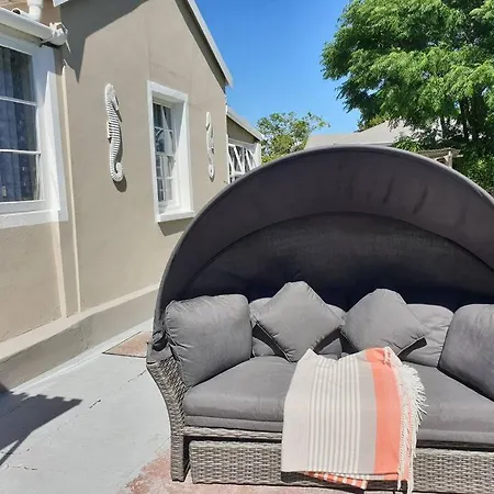 Beach House With Dstv & Wifi & Basic Housekeeping Knysna Exterior photo