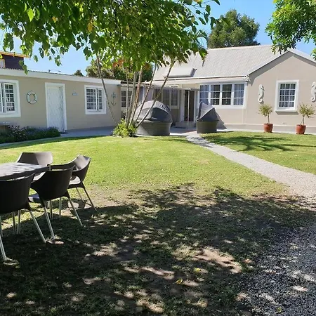 Beach House With Dstv & Wifi & Basic Housekeeping Knysna Exterior photo