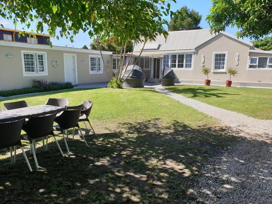 House With Dstv & Wifi & Basic Housekeeping Holiday home Knysna