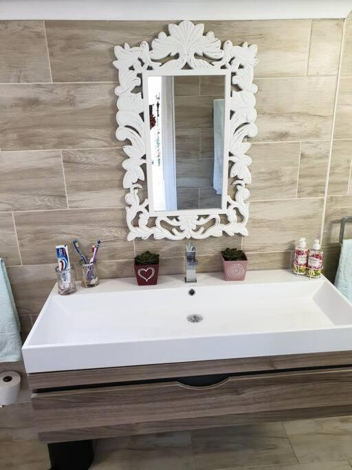 House With Dstv & Wifi & Basic Housekeeping Knysna