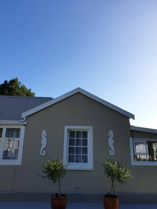 House With Dstv & Wifi & Basic Housekeeping * Knysna