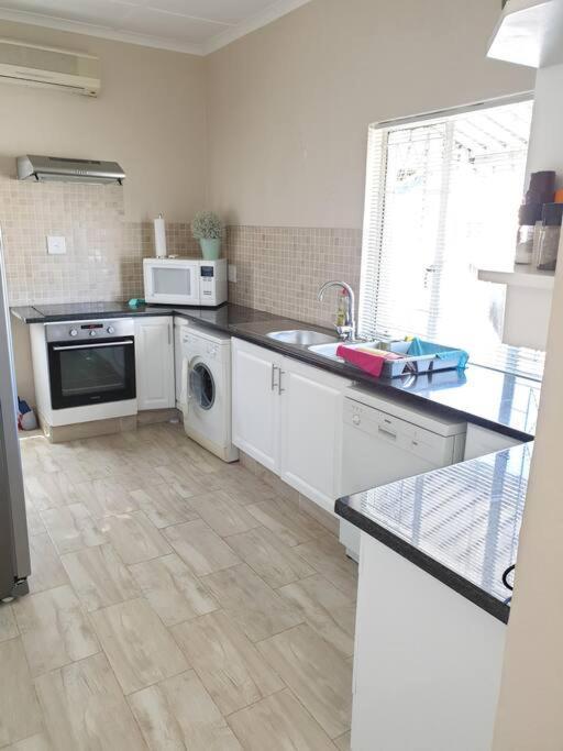 House With Dstv & Wifi & Basic Housekeeping Holiday home